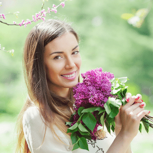 femme avec un bouquet de lilas